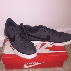 Mens lightly worn Nike sneakers. Size 10.5